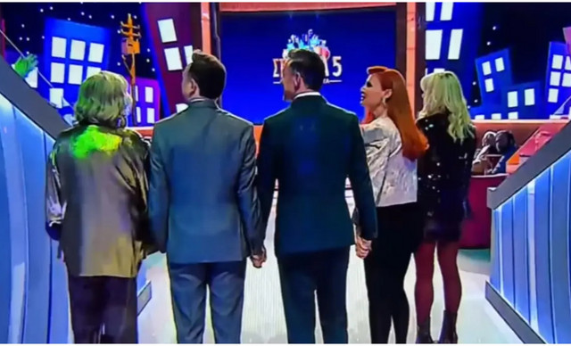 &laquo;&Sigma;&tau;&omicron; &Pi;&alpha;&rho;ά &Pi;έ&nu;&tau;&epsilon;&raquo;: &Mu;ό&lambda;&iota;&sigmaf; &kappa;&upsilon;&kappa;&lambda;&omicron;&phi;ό&rho;&eta;&sigma;&epsilon; &tau;&omicron; &pi;&rho;ώ&tau;&omicron; teaser &tau;&omicron;&upsilon; reunion