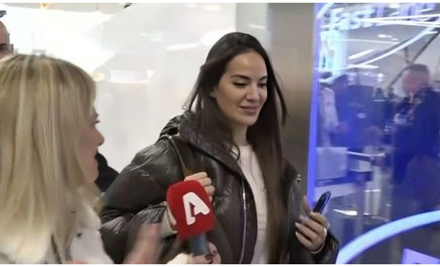 &Rho;ί&alpha; &Epsilon;&lambda;&lambda;&eta;&nu;ί&delta;&omicron;&upsilon;: &Eta; &alpha;&nu;&tau;ί&delta;&rho;&alpha;&sigma;ή &tau;&eta;&sigmaf; on camera &sigma;&epsilon; &epsilon;&rho;ώ&tau;&eta;&sigma;&eta; &gamma;&iota;&alpha; &tau;&omicron;&nu; &Delta;&eta;&mu;ή&tau;&rho;&eta; &Alpha;&lambda;&epsilon;&xi;ά&nu;&delta;&rho;&omicron;&upsilon;