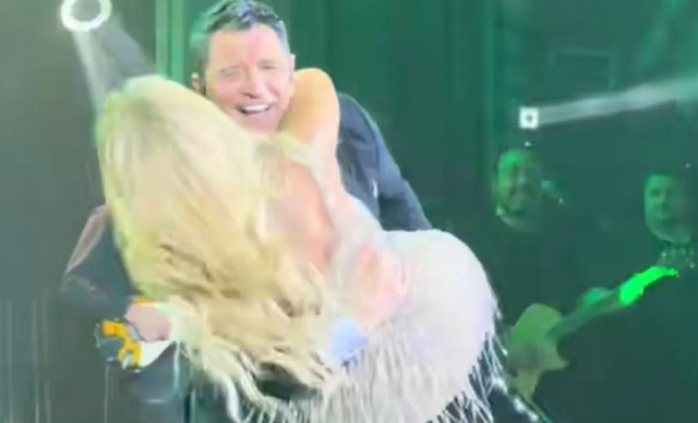 &Tau;&omicron; on stage &laquo;&alpha;&tau;ύ&chi;&eta;&mu;&alpha;&raquo; &tau;&omicron;&upsilon; &Sigma;ά&kappa;&eta; &Rho;&omicron;&upsilon;&beta;ά ό&tau;&alpha;&nu; &sigma;ή&kappa;&omega;&sigma;&epsilon; &tau;&eta; &Nu;&alpha;&tau;ά&sigma;&alpha; &Theta;&epsilon;&omicron;&delta;&omega;&rho;ί&delta;&omicron;&upsilon; (&Beta;&Iota;&Nu;&Tau;&Epsilon;&Omicron;)