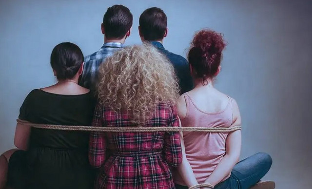 Παρά Πέντε – 20 χρόνια μετά: Η Θεοπούλα αναρωτιέται, ξανά, περί ερωτικών περιπτύξεων – Που θα το δούμε;