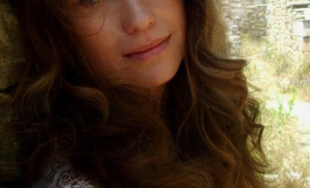 Έ&phi;&upsilon;&gamma;&epsilon; &alpha;&pi;ό &tau;&eta; &zeta;&omega;ή &Epsilon;&lambda;&lambda;&eta;&nu;ί&delta;&alpha; &tau;&rho;&alpha;&gamma;&omicron;&upsilon;&delta;ί&sigma;&tau;&rho;&iota;&alpha; &ndash; Έ&delta;&iota;&nu;&epsilon; &mu;ά&chi;&eta; &mu;&epsilon; &tau;&omicron;&nu; &kappa;&alpha;&rho;&kappa;ί&nu;&omicron;