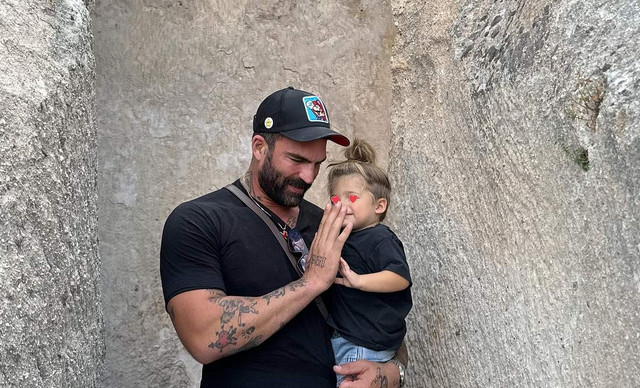 &Delta;&eta;&mu;ή&tau;&rho;&eta;&sigmaf; &Alpha;&lambda;&epsilon;&xi;ά&nu;&delta;&rho;&omicron;&upsilon;: &Omicron;&iota; &phi;&omega;&tau;&omicron;&gamma;&rho;&alpha;&phi;ί&epsilon;&sigmaf; &mu;&epsilon; &tau;&omicron;&nu; &gamma;&iota;&omicron; &tau;&omicron;&upsilon; &Pi;ά&rho;&eta; &kappa;&alpha;&iota; &tau;&omicron; &mu;ή&nu;&upsilon;&mu;&alpha; &sigma;&tau;&eta;&nu; &Iota;&omega;ά&nu;&nu;&alpha; &Tau;&omicron;ύ&nu;&eta;