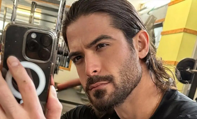 &Sigma;&upsilon;&gamma;&kappa;&lambda;&omicron;&nu;ί&zeta;&epsilon;&iota; &omicron; Ά&rho;&eta;&sigmaf; &Mu;&omicron;&upsilon;&gamma;&kappa;&omicron;&pi;έ&tau;&rho;&omicron;&sigmaf;:&nbsp;&laquo;&Mu;&epsilon; &alpha;&upsilon;&tau;ό &tau;&omicron; &chi;έ&rho;&iota; &theta;&alpha; &delta;&omicron;&upsilon;&lambda;έ&psi;&omega; &kappa;&alpha;&iota; &sigma;&tau;&eta;&nu; &omicron;&iota;&kappa;&omicron;&delta;&omicron;&mu;ή&raquo; (&Phi;&Omega;&Tau;&Omicron;)