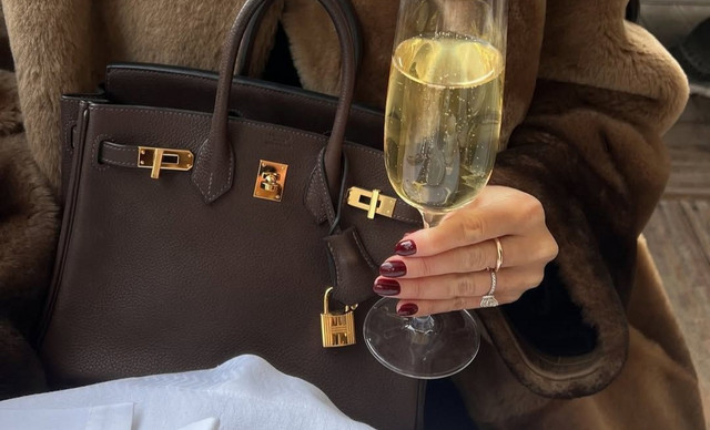 Ακόμη μια τσάντα της Τζέιν Μπίρκιν δημοπρατήθηκε – Πωλήθηκε σχεδόν έξι φορές περισσότερο από την αξία της