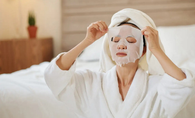 Christmas Skin Prep: Ο απόλυτος οδηγός προετοιμασίας της επιδερμίδας για τις γιορτές