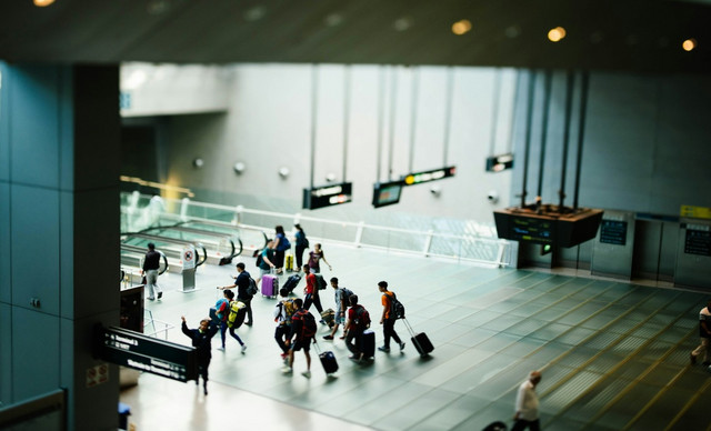 Τελικά… πόσο νωρίτερα πρέπει να είστε στο αεροδρόμιο; Οι κανόνες που ισχύουν