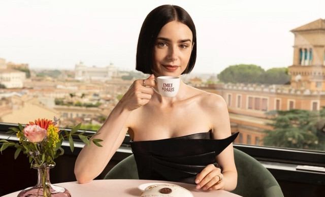 Emily in Paris: &Theta;&alpha; &gamma;&upsilon;&rho;&iota;&sigma;&tau;&epsilon;ί &eta; &epsilon;&pi;ό&mu;&epsilon;&nu;&eta; &sigma;&epsilon;&zeta;ό&nu; &sigma;&tau;&eta;&nu; &Epsilon;&lambda;&lambda;ά&delta;&alpha;;