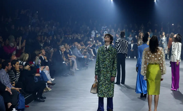 Valentino: &Omicron; &omicron;ί&kappa;&omicron;&sigmaf; &alpha;&pi;&omicron;&chi;&omega;&rho;&epsilon;ί &alpha;&pi;ό &tau;&eta;&nu; &Epsilon;&beta;&delta;&omicron;&mu;ά&delta;&alpha;&sigmaf; &Mu;ό&delta;&alpha;&sigmaf; &tau;&omicron;&upsilon; &Pi;&alpha;&rho;&iota;&sigma;&iota;&omicron;ύ&nbsp;