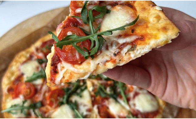 Συνταγή για τη viral high protein πίτσα με 5 μόνο υλικά!