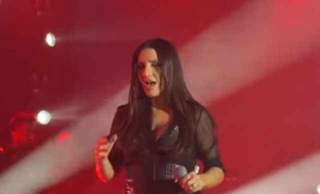 &Xi;έ&sigma;&pi;&alpha;&sigma;&epsilon; &eta; &Iota;&omicron;&upsilon;&lambda;ί&alpha; &Kappa;&alpha;&lambda;&lambda;&iota;&mu;ά&nu;&eta; on stage: &Mu;&alpha;&zeta;ί &mu;&epsilon; &tau;&alpha; &lambda;&omicron;&upsilon;&lambda;&omicron;ύ&delta;&iota;&alpha; &tau;&eta;&sigmaf; &pi;έ&tau;&alpha;&xi;&alpha;&nu; &kappa;&alpha;&iota; &nu;&epsilon;&rho;ό