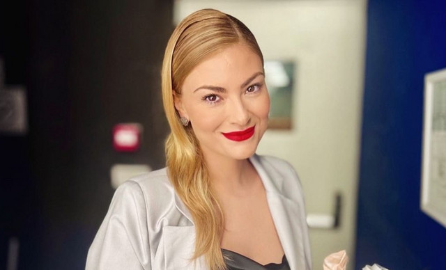 H &Delta;έ&sigma;&pi;&omicron;&iota;&nu;&alpha; &Kappa;&alpha;&mu;&pi;&omicron;ύ&rho;&eta; &alpha;&pi;&omicron;&kappa;ά&lambda;&upsilon;&psi;&epsilon; &pi;ό&sigma;&alpha; &kappa;&iota;&lambda;ά &epsilon;ί&nu;&alpha;&iota; (&Phi;&Omega;&Tau;&Omicron;)