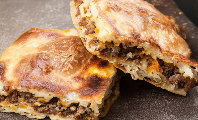 Συνταγή για αφράτη κιμαδόπιτα σε στρώσεις που θα λατρέψει όλη η οικογένεια