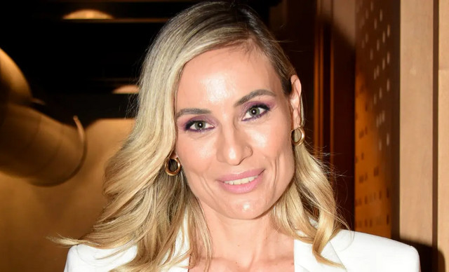 &Epsilon;&lambda;&epsilon;&omicron;&nu;ώ&rho;&alpha; &Mu;&epsilon;&lambda;έ&tau;&eta;: &Eta; &phi;&omega;&tau;&omicron;&gamma;&rho;&alpha;&phi;ί&alpha; &mu;&epsilon; &tau;&eta;&nu; &phi;&omicron;&upsilon;&sigma;&kappa;&omega;&mu;έ&nu;&eta; &kappa;&omicron;&iota;&lambda;&iota;ά &pi;&omicron;&upsilon; έ&phi;&epsilon;&rho;&epsilon; &tau;&alpha; &pi;ά&nu;&omega; &kappa;ά&tau;&omega; (&Phi;&Omega;&Tau;&Omicron;)