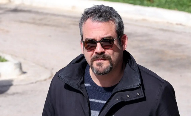 &Beta;&alpha;&rho;ύ &pi;έ&nu;&theta;&omicron;&sigmaf; &gamma;&iota;&alpha; &tau;&omicron;&nu; &Pi;&upsilon;&gamma;&mu;&alpha;&lambda;ί&omega;&nu; &Delta;&alpha;&delta;&alpha;&kappa;&alpha;&rho;ί&delta;&eta;: &laquo;&Xi;&epsilon;&kappa;&omicron;&upsilon;&rho;ά&sigma;&omicron;&upsilon; &omicron;&mu;&omicron;&rho;&phi;&iota;ά &mu;&omicron;&upsilon; &sigma;&epsilon; &alpha;&gamma;&alpha;&pi;ώ&raquo;