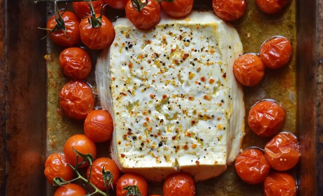 Συνταγή για μακαρονάδα με φέτα και ντοματίνια που έγινε viral στο TikTok