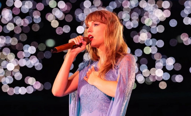 Έ&tau;&sigma;&iota; &xi;ό&delta;&epsilon;&psi;&epsilon; &eta; &Tau;έ&iota;&lambda;&omicron;&rho; &Sigma;&omicron;&upsilon;ί&phi;&tau; &tau;&alpha; έ&sigma;&omicron;&delta;&alpha; &tau;&eta;&sigmaf; &pi;&epsilon;&rho;&iota;&omicron;&delta;&epsilon;ί&alpha;&sigmaf; &tau;&eta;&sigmaf; Eras Tour