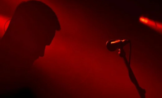 Έ&tau;&sigma;&iota; έ&gamma;&iota;&nu;&epsilon; &eta; &pi;&alpha;&rho;&epsilon;&nu;ό&chi;&lambda;&eta;&sigma;&eta; &alpha;&pi;ό &tau;&rho;&alpha;&gamma;&omicron;&upsilon;&delta;&iota;&sigma;&tau;ή: &laquo;&Tau;&omicron;&upsilon; έ&delta;&epsilon;&iota;&xi;&epsilon; &kappa;&rho;&epsilon;&beta;&alpha;&tau;&omicron;&kappa;ά&mu;&alpha;&rho;&alpha; &gamma;&iota;&alpha; &tau;&eta;&nu;&hellip; ά&nu;&omicron;&delta;&omicron;&raquo;