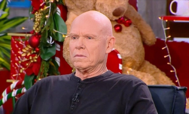 &Sigma;&upsilon;&gamma;&kappa;&iota;&nu;&epsilon;ί &omicron; &Tau;&zeta;ώ&nu;&eta; &Kappa;&alpha;&lambda;&eta;&mu;έ&rho;&eta;&sigmaf; &mu;&iota;&lambda;ώ&nu;&tau;&alpha;&sigmaf; &gamma;&iota;&alpha; &tau;&eta;&nu; &pi;&epsilon;&rho;&iota;&pi;έ&tau;&epsilon;&iota;&alpha; &mu;&epsilon; &tau;&omicron;&nu; &kappa;&alpha;&rho;&kappa;ί&nu;&omicron;