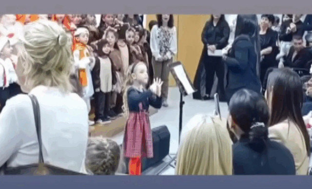 Η 5χρονη Ιωάννα έκανε την πιο γλυκιά έκπληξη στους κωφούς γονείς της (BINTEO)