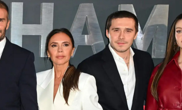 Victoria Beckham: H &pi;&rho;ώ&tau;&eta; &epsilon;&mu;&phi;ά&nu;&iota;&sigma;&eta; &mu;&epsilon;&tau;ά &tau;&omicron;&nu; viral &chi;&omicron;&rho;ό, &sigma;&tau;&omicron; &gamma;ά&mu;&omicron; &tau;&omicron;&upsilon; &gamma;&iota;&omicron;ύ &tau;&eta;&sigmaf;