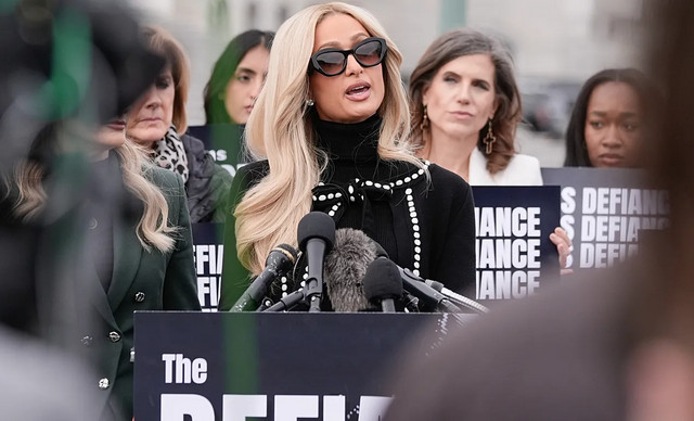 &Pi;ά&rho;&iota;&sigmaf; &Chi;ί&lambda;&tau;&omicron;&nu; &gamma;&iota;&alpha; &tau;&omicron; &rho;&omicron;&zeta; &beta;ί&nu;&tau;&epsilon;&omicron;: &laquo;&Omicron; &kappa;ό&sigma;&mu;&omicron;&sigmaf; &tau;&omicron; &alpha;&pi;&omicron;&kappa;ά&lambda;&epsilon;&sigma;&epsilon; &sigma;&kappa;ά&nu;&delta;&alpha;&lambda;&omicron;, &alpha;&lambda;&lambda;ά ή&tau;&alpha;&nu; &kappa;&alpha;&kappa;&omicron;&pi;&omicron;ί&eta;&sigma;&eta;&raquo;