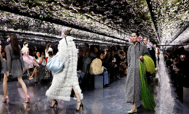 Dior: &Eta; &Upsilon;&psi;&eta;&lambda;ή &Rho;&alpha;&pi;&tau;&iota;&kappa;ή &alpha;&lambda;&lambda;ά&zeta;&epsilon;&iota; &epsilon;&pi;&omicron;&chi;ή &kappa;&alpha;&iota; &tau;&omicron; έ&kappa;&alpha;&nu;&epsilon; &mu;έ&sigma;&alpha; &alpha;&pi;ό &tau;&eta;&nu; &pi;&rho;ώ&tau;&eta; couture &sigma;&upsilon;&lambda;&lambda;&omicron;&gamma;ή &tau;&omicron;&upsilon; Jonathan Anderson