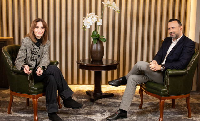 &Sigma;&upsilon;&gamma;&kappa;&lambda;&omicron;&nu;ί&zeta;&epsilon;&iota; &eta; &Kappa;ά&tau;&iota;&alpha; &Delta;&alpha;&nu;&delta;&omicron;&upsilon;&lambda;ά&kappa;&eta;: &laquo;Έ&chi;&omega; &chi;ά&sigma;&epsilon;&iota; &pi;&omicron;&lambda;&lambda;ά &lambda;&epsilon;&phi;&tau;ά &sigma;&tau;&omicron; &theta;έ&alpha;&tau;&rho;&omicron;, έ&chi;&omega; &chi;ά&sigma;&epsilon;&iota; &kappa;&alpha;&iota; 4 &sigma;&pi;ί&tau;&iota;&alpha;&raquo;