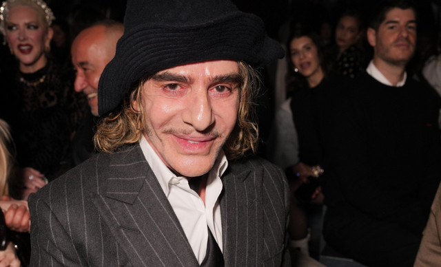 John Galliano: &Pi;&alpha;&rho;&alpha;&kappa;&omicron;&lambda;&omicron;ύ&theta;&eta;&sigma;&epsilon; &tau;&eta;&nu; &pi;&rho;ώ&tau;&eta; &epsilon;&pi;ί&delta;&epsilon;&iota;&xi;&eta; Dior &mu;&epsilon;&tau;ά &tau;&eta;&nu; &alpha;&pi;&omicron;&chi;ώ&rho;&eta;&sigma;ή &tau;&omicron;&upsilon; &alpha;&pi;ό &tau;&omicron;&nu; &omicron;ί&kappa;&omicron;