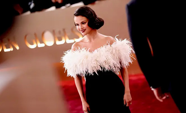 &Sigma;&epsilon;&lambda;έ&nu;&alpha; &Gamma;&kappa;ό&mu;&epsilon;&zeta;: &Eta; selfie &chi;&omega;&rho;ί&sigmaf; &mu;&alpha;&kappa;&iota;&gamma;&iota;ά&zeta; &pi;&omicron;&upsilon; &epsilon;&nu;&tau;&upsilon;&pi;&omega;&sigma;ί&alpha;&sigma;&epsilon; &tau;&omicron;&upsilon;&sigmaf; fans