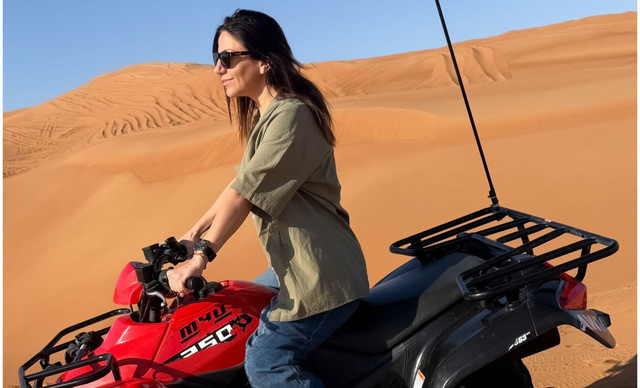 &Kappa;&alpha;&tau;&epsilon;&rho;ί&nu;&alpha; &Alpha;&gamma;&alpha;&pi;&eta;&tau;&omicron;ύ: Sandboarding &kappa;&alpha;&iota; safari &sigma;&tau;&omicron; &Nu;&tau;&omicron;&upsilon;&mu;&pi;ά&iota; (&Epsilon;&Iota;&Kappa;&Omicron;&Nu;&Epsilon;&Sigma;