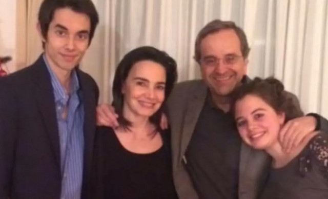 &Lambda;έ&nu;&alpha; &Sigma;&alpha;&mu;&alpha;&rho;ά &ndash; &Sigma;&upsilon;&gamma;&kappa;&lambda;&omicron;&nu;ί&zeta;&epsilon;&iota; &omicron; &alpha;&delta;&epsilon;&lambda;&phi;ό&sigmaf; &tau;&eta;&sigmaf;, &Kappa;ώ&sigma;&tau;&alpha;&sigmaf;: &laquo;&Gamma;&iota;&alpha; &epsilon;&mu;ά&sigmaf; &epsilon;ί&sigma;&alpha;&iota; &pi;ά&nu;&tau;&alpha; &epsilon;&delta;ώ&raquo; (&Phi;&Omega;&Tau;&Omicron;)