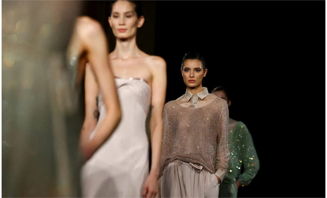 Giorgio Armani Priv&eacute;: &Tau;&omicron; &pi;&rho;ώ&tau;&omicron; couture show &mu;&epsilon;&tau;ά &tau;&eta;&nu; &alpha;&pi;ώ&lambda;&epsilon;&iota;&alpha; &tau;&omicron;&upsilon; &theta;&rho;&upsilon;&lambda;&iota;&kappa;&omicron;ύ &sigma;&chi;&epsilon;&delta;&iota;&alpha;&sigma;&tau;ή