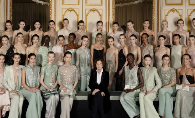 &Eta; &pi;&rho;ώ&tau;&eta; couture &sigma;&upsilon;&lambda;&lambda;&omicron;&gamma;ή &tau;&eta;&sigmaf; &alpha;&nu;&iota;&psi;&iota;ά&sigmaf; &tau;&omicron;&upsilon; Giorgio Armani, &mu;&epsilon;&tau;ά &tau;&omicron;&nu; &chi;&alpha;&mu;ό &tau;&omicron;&upsilon;