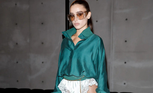 Saint Laurent: &Omicron;&iota; &mu;&alpha;&gamma;&iota;&kappa;έ&sigmaf; &epsilon;&mu;&phi;&alpha;&nu;ί&sigma;&epsilon;&iota;&sigmaf; &sigma;&tau;&omicron; front row &tau;&omicron;&upsilon; &omicron;ί&kappa;&omicron;&upsilon; &sigma;&tau;&omicron; &Pi;&alpha;&rho;ί&sigma;&iota; (&Phi;&Omega;&Tau;&Omicron;)