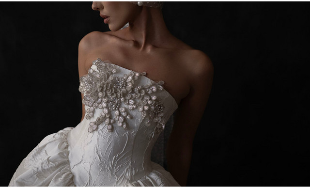 Έ&lambda;&epsilon;&nu;&alpha; &Sigma;&tau;&rho;&omicron;&gamma;&gamma;&upsilon;&lambda;&iota;ώ&tau;&omicron;&upsilon;: H &nu;έ&alpha; Bridal Collection 2026 &tau;&eta;&sigmaf; &kappa;&alpha;&tau;&alpha;&xi;&iota;&omega;&mu;έ&nu;&eta;&sigmaf; &sigma;&chi;&epsilon;&delta;&iota;ά&sigma;&tau;&rho;&iota;&alpha;&sigmaf;