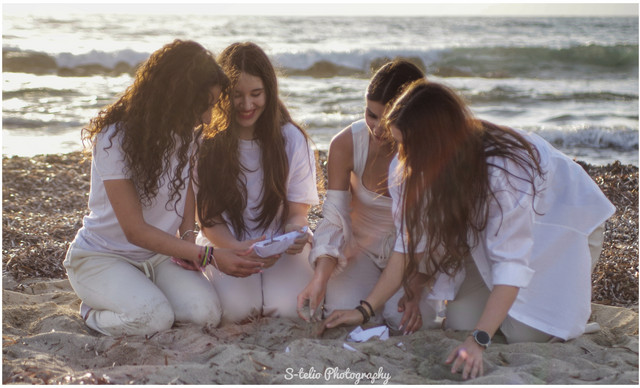 &laquo;&Mu;&Alpha;&Zeta;&Iota; &ndash; Έ&nu;&alpha; Ό&nu;&epsilon;&iota;&rho;&omicron;, &Mu;&iota;&alpha; &Epsilon;&upsilon;&chi;ή, &Mu;&iota;&alpha; &Phi;&omega;&nu;ή, &Mu;&iota;&alpha; &Epsilon;&lambda;&pi;ί&delta;&alpha;&raquo;