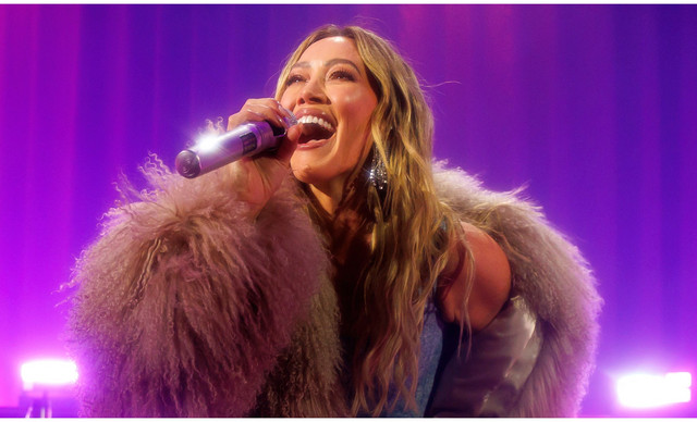 &Chi;ί&lambda;&alpha;&rho;&iota; &Nu;&tau;&alpha;&phi;: &Alpha;&nu;έ&beta;&eta;&kappa;&epsilon; &xi;&alpha;&nu;ά &sigma;&tau;&eta; &sigma;&kappa;&eta;&nu;ή ύ&sigma;&tau;&epsilon;&rho;&alpha; &alpha;&pi;ό &sigma;&chi;&epsilon;&delta;ό&nu; &delta;ύ&omicron; &delta;&epsilon;&kappa;&alpha;&epsilon;&tau;ί&epsilon;&sigmaf; (&Beta;&Iota;&Nu;&Tau;&Epsilon;&Omicron;)