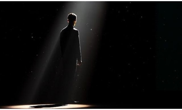 &Chi;&omicron;&lambda;&iota;&gamma;&omicron;&upsilon;&nu;&tau;&iota;&alpha;&nu;ό&sigmaf; &eta;&theta;&omicron;&pi;&omicron;&iota;ό&sigmaf; &alpha;&pi;&omicron;&sigma;ύ&rho;&epsilon;&tau;&alpha;&iota; &alpha;&pi;ό &tau;&alpha; &phi;ώ&tau;&alpha; &tau;&eta;&sigmaf; &delta;&eta;&mu;&omicron;&sigma;&iota;ό&tau;&eta;&tau;&alpha;&sigmaf;