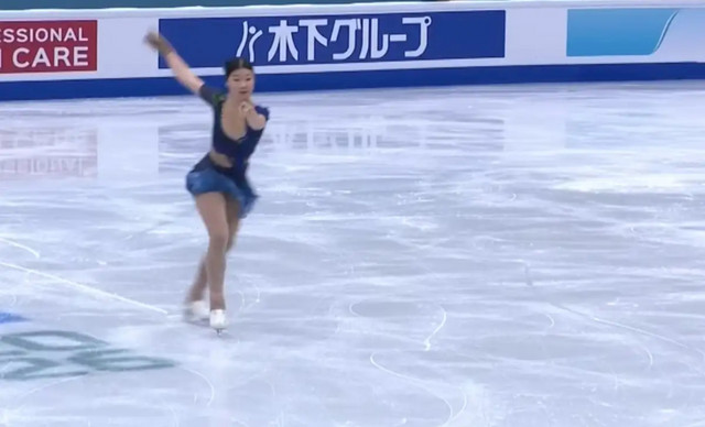 &Alpha;&theta;&lambda;ή&tau;&rho;&iota;&alpha; &tau;&omicron;&upsilon; &kappa;&alpha;&lambda;&lambda;&iota;&tau;&epsilon;&chi;&nu;&iota;&kappa;&omicron;ύ &pi;&alpha;&tau;&iota;&nu;ά&zeta; &sigma;&tau;&eta;&nu; &Kappa;ί&nu;&alpha; &laquo;&mu;ά&gamma;&epsilon;&psi;&epsilon;&raquo; &mu;&epsilon; &tau;&eta;&nu; &laquo;&Alpha;&sigma;&tau;&epsilon;&rho;&omicron;&mu;ά&tau;&alpha;&raquo; &tau;&eta;&sigmaf; Klavdia (BINTEO)