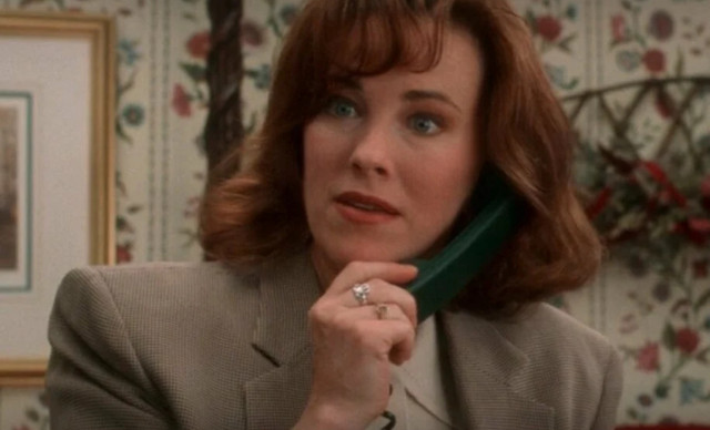 &Kappa;ά&theta;&rho;&iota;&nu; &Omicron;&rsquo; &Chi;ά&rho;&alpha;: &Pi;έ&theta;&alpha;&nu;&epsilon; &sigma;&epsilon; &eta;&lambda;&iota;&kappa;ί&alpha; 71 &epsilon;&tau;ώ&nu; &eta; &mu;&alpha;&mu;ά &tau;&omicron;&upsilon; &laquo;Home Alone&raquo;