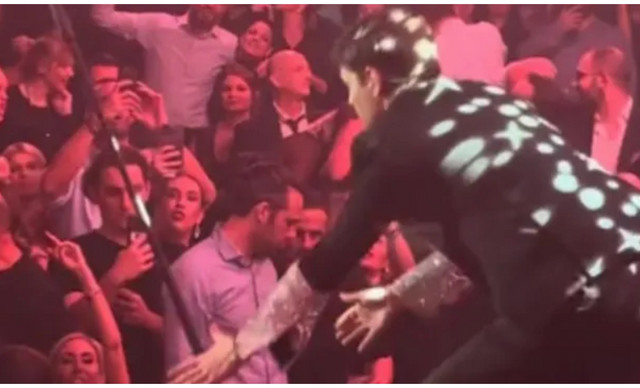 &Pi;&alpha;&rho;&alpha;&lambda;ί&gamma;&omicron; &alpha;&tau;ύ&chi;&eta;&mu;&alpha; on stage &gamma;&iota;&alpha; &tau;&omicron;&nu; &Nu;ί&nu;&omicron; (&Beta;&Iota;&Nu;&Tau;&Epsilon;&Omicron;)