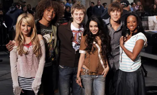 &Pi;&rho;&omega;&tau;&alpha;&gamma;&omega;&nu;&iota;&sigma;&tau;ή&sigmaf; &tau;&omicron;&upsilon; &laquo;High School Musical&raquo; &sigma;&upsilon;&nu;&epsilon;&lambda;ή&phi;&theta;&eta; &gamma;&iota;&alpha; &pi;&alpha;&rho;ά&nu;&omicron;&mu;&omicron; &pi;&epsilon;&rho;&iota;&epsilon;&chi;ό&mu;&epsilon;&nu;&omicron; &mu;&epsilon; &alpha;&nu;&eta;&lambda;ί&kappa;&omicron;&upsilon;&sigmaf; (&Phi;&Omega;&Tau;&Omicron;)