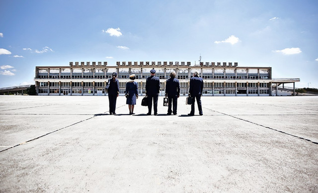 &Eta; &sigma;&epsilon;&iota;&rho;ά &phi;&omega;&tau;&omicron;&gamma;&rho;&alpha;&phi;&iota;ώ&nu; &laquo;Nicosia International Airport&raquo; &tau;&omicron;&upsilon; Ά&nu;&tau;&rho;&omicron;&upsilon; &Epsilon;&upsilon;&sigma;&tau;&alpha;&theta;ί&omicron;&upsilon;, &sigma;&tau;&omicron; &Epsilon;&upsilon;&rho;. &Kappa;&omicron;&iota;&nu;&omicron;&beta;&omicron;ύ&lambda;&iota;&omicron; &sigma;&tau;&iota;&sigmaf; &Beta;&rho;&upsilon;&xi;έ&lambda;&lambda;&epsilon;&sigmaf;