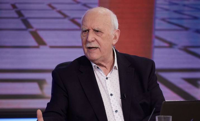 Έ&phi;&upsilon;&gamma;&epsilon; &alpha;&pi;ό &tau;&eta; &zeta;&omega;ή &omicron; &Gamma;&iota;ώ&rho;&gamma;&omicron;&sigmaf; &Pi;&alpha;&pi;&alpha;&delta;ά&kappa;&eta;&sigmaf; &sigma;&epsilon; &eta;&lambda;&iota;&kappa;ί&alpha; 74 &epsilon;&tau;ώ&nu; &mu;&epsilon;&tau;ά &alpha;&pi;ό έ&mu;&phi;&rho;&alpha;&gamma;&mu;&alpha; &ndash; Ό&sigma;&alpha; έ&lambda;&epsilon;&gamma;&epsilon; &eta; &sigma;ύ&zeta;&upsilon;&gamma;&omicron;&sigmaf; &tau;&omicron;&upsilon;