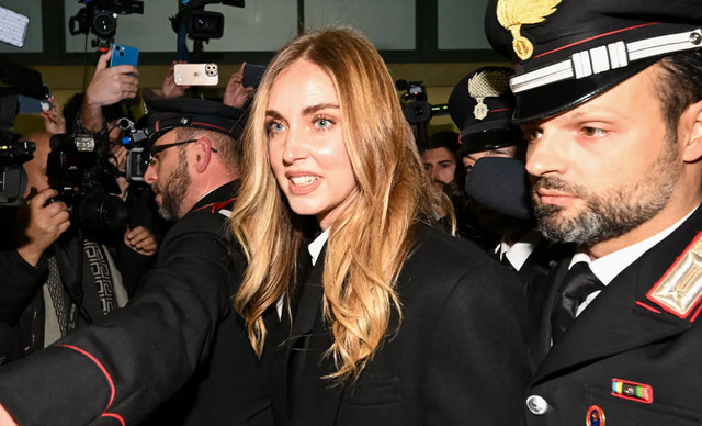 &Alpha;&theta;ώ&alpha; &eta; &Kappa;&iota;ά&rho;&alpha; &Phi;&epsilon;&rho;ά&nu;&iota; &gamma;&iota;&alpha; &tau;&omicron; &sigma;&kappa;ά&nu;&delta;&alpha;&lambda;&omicron; &mu;&epsilon; &tau;&alpha; &pi;&rho;&omicron;ϊό&nu;&tau;&alpha; Pandoro: &laquo;&Tau;&epsilon;&lambda;&epsilon;ί&omega;&sigma;&epsilon; έ&nu;&alpha;&sigmaf; &epsilon;&phi;&iota;ά&lambda;&tau;&eta;&sigmaf;&raquo;