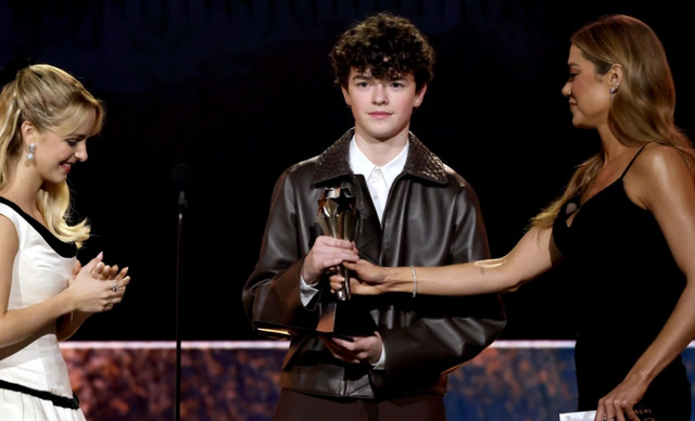 &Omicron; 16&chi;&rho;&omicron;&nu;&omicron;&sigmaf; Ό&omicron;&upsilon;&epsilon;&nu; &Kappa;&omicron;ύ&pi;&epsilon;&rho; &alpha;&pi;ό &tau;&omicron; &ldquo;Adolescence&rdquo; έ&gamma;&rho;&alpha;&psi;&epsilon; &iota;&sigma;&tau;&omicron;&rho;ί&alpha; &sigma;&tau;&alpha; Critics Choice &omega;&sigmaf; &omicron; &nu;&epsilon;ό&tau;&epsilon;&rho;&omicron;&sigmaf; ά&nu;&tau;&rho;&alpha;&sigmaf; &nu;&iota;&kappa;&eta;&tau;ή&sigmaf;