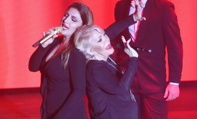 Έ&lambda;&epsilon;&nu;&alpha; &Pi;&alpha;&pi;&alpha;&rho;ί&zeta;&omicron;&upsilon;: &Sigma;&upsilon;&gamma;&kappa;&lambda;&omicron;&nu;ί&zeta;&epsilon;&iota; &gamma;&iota;&alpha; &tau;&eta;&nu; &Mu;&alpha;&rho;&iota;&nu;έ&lambda;&lambda;&alpha; &ndash; &Tau;&iota; &epsilon;&xi;&omicron;&mu;&omicron;&lambda;&omicron;&gamma;&epsilon;ί&tau;&alpha;&iota; &gamma;&iota;&alpha; &pi;&rho;ώ&tau;&eta; &phi;&omicron;&rho;ά