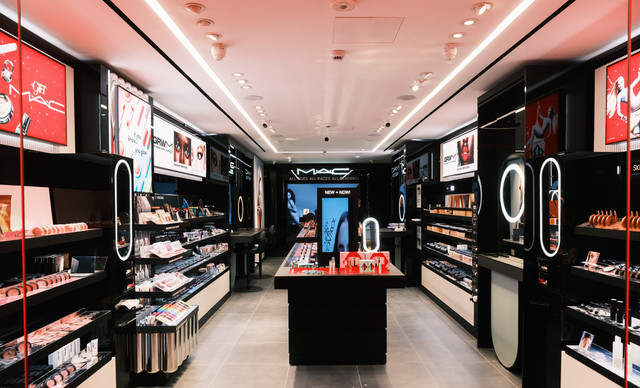 &Eta; Mac cosmetics &epsilon;&gamma;&kappa;&alpha;&iota;&nu;&iota;ά&zeta;&epsilon;&iota; &tau;&omicron; &nu;έ&omicron; &tau;&eta;&sigmaf; flagship &kappa;&alpha;&tau;ά&sigma;&tau;&eta;&mu;&alpha; &sigma;&tau;&eta;&nu; &omicron;&delta;ό &Mu;&alpha;&kappa;&alpha;&rho;ί&omicron;&upsilon; &sigma;&tau;&eta; &Lambda;&epsilon;&upsilon;&kappa;&omega;&sigma;ί&alpha;