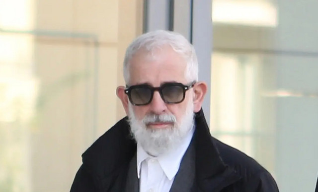 &Pi;έ&tau;&rho;&omicron;&sigmaf; &Phi;&iota;&lambda;&iota;&pi;&pi;ί&delta;&eta;&sigmaf;: &Epsilon;&pi;&iota;&sigma;&tau;&rho;έ&phi;&epsilon;&iota; &sigma;&tau;&omicron; &theta;έ&alpha;&tau;&rho;&omicron; &ndash; &laquo;&Epsilon;ί&nu;&alpha;&iota; &eta; &pi;&rho;ώ&tau;&eta; &phi;&omicron;&rho;ά &mu;&epsilon;&tau;ά &alpha;&pi;ό &pi;&omicron;&lambda;&lambda;ά &chi;&rho;ό&nu;&iota;&alpha; &pi;&omicron;&upsilon; &chi;&alpha;&mu;&omicron;&gamma;έ&lambda;&alpha;&sigma;&epsilon;&raquo;