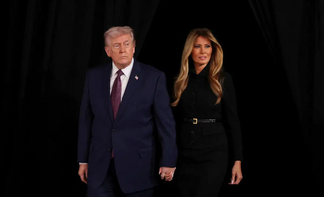 Melania Trump: &Lambda;&alpha;&mu;&pi;&epsilon;&rho;ή &pi;&rho;&epsilon;&mu;&iota;έ&rho;&alpha; &gamma;&iota;&alpha; &tau;&omicron; &nu;&tau;&omicron;&kappa;&iota;&mu;&alpha;&nu;&tau;έ&rho; &tau;&eta;&sigmaf; &mu;&epsilon; &tau;&omicron;&nu; &Nu;&tau;ό&nu;&alpha;&lambda;&nu;&tau; &Tau;&rho;&alpha;&mu;&pi; &sigma;&tau;&omicron; &pi;&lambda;&epsilon;&upsilon;&rho;ό &tau;&eta;&sigmaf;